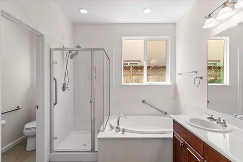 Bath - 375 Applegate Dr, Oakdale, CA 95361 photo 2 of 3