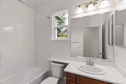 Bath - 375 Applegate Dr, Oakdale, CA 95361 photo 3 of 3