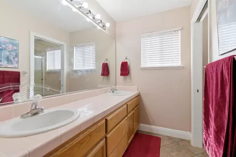 Bath - 2147 Sorrel Dr, Turlock, CA 95380 photo 2 of 3