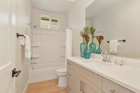 Bath - 227 Chico Pl, Davis, CA 95616 photo 2 of 4