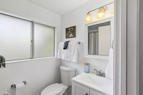 Bath - 1318 Alder Pl, Davis, CA 95618 photo 2 of 4
