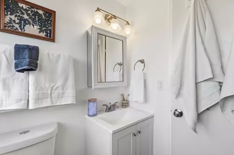 Bath - 1318 Alder Pl, Davis, CA 95618 photo 3 of 4