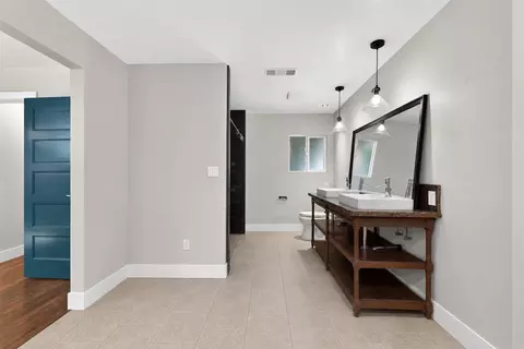 Bath - 2424 Killarney Way, Modesto, CA 95355 photo 1 of 4
