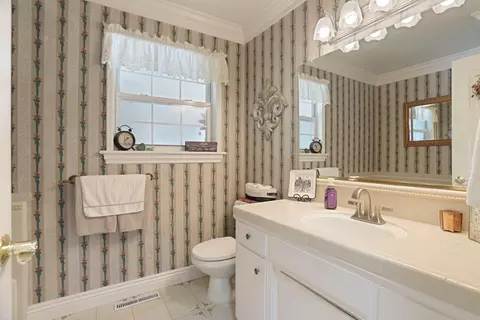 Bath - 806 S Mills Ave, Lodi, CA 95242 photo 3 of 4