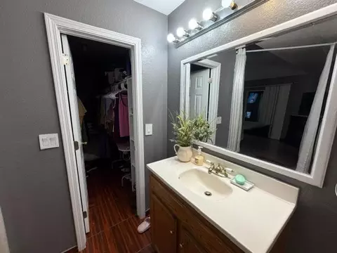 Bath - 2401 Havertown Pl, Modesto, CA 95358 photo 2 of 5