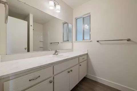 Bath - 947 Kingery Dr, Ripon, CA 95366 photo 2 of 3