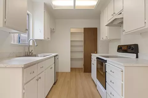 Kitchen - 947 Kingery Dr, Ripon, CA 95366 photo 2 of 2
