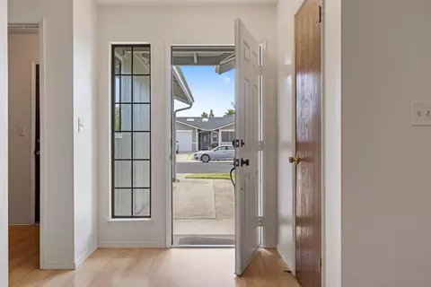 Entry Way - 947 Kingery Dr, Ripon, CA 95366 photo 2 of 9