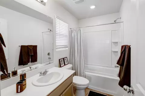 Bath - 2887 Krone Way, Antelope, CA 95843 photo 3 of 4