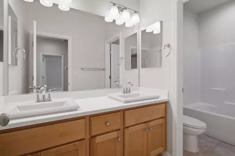 Bath - 4344 Vanguard Dr, Modesto, CA 95356 photo 4 of 4