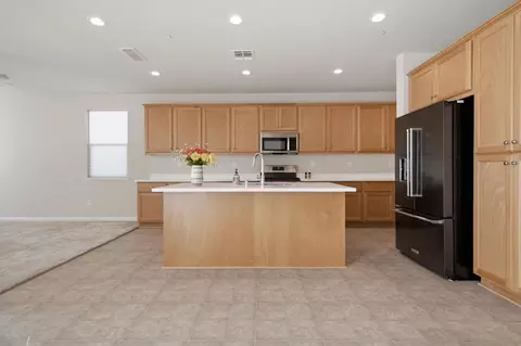 Kitchen - 4344 Vanguard Dr, Modesto, CA 95356 photo 5 of 7