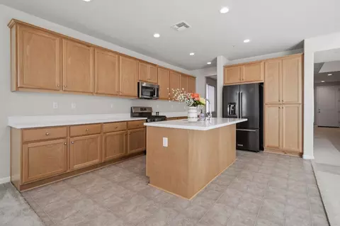 Kitchen - 4344 Vanguard Dr, Modesto, CA 95356 photo 4 of 7