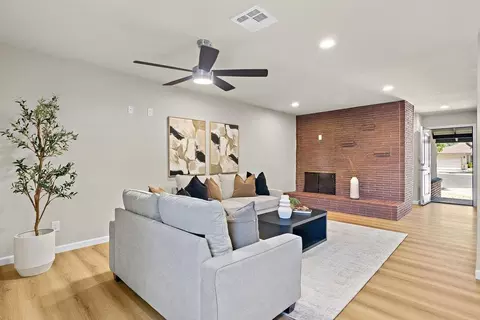 Living - 909 Malibu Ct, Modesto, CA 95350 photo 2 of 6