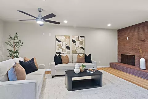 Living - 909 Malibu Ct, Modesto, CA 95350 photo 3 of 6