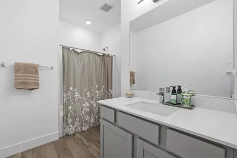 Bath - 658 Nathaniel Ave, Galt, CA 95632 photo 1 of 3