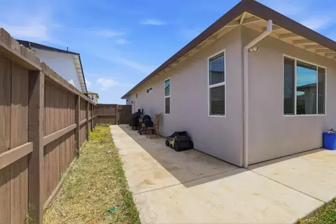 Exterior - 658 Nathaniel Ave, Galt, CA 95632 photo 5 of 11