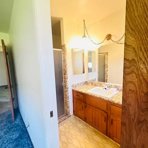 Bath - 1633 Walnut, Escalon, CA 95320 photo 4 of 6