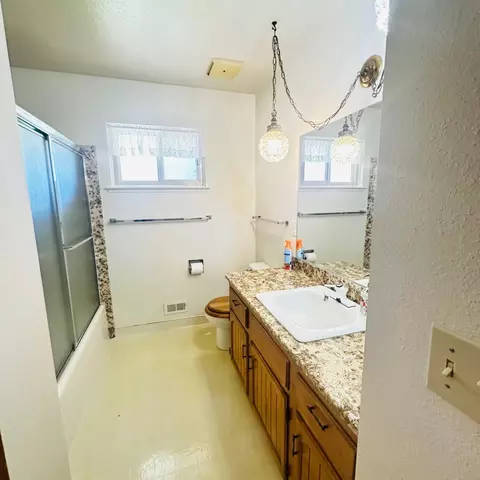 Bath - 1633 Walnut, Escalon, CA 95320 photo 2 of 6