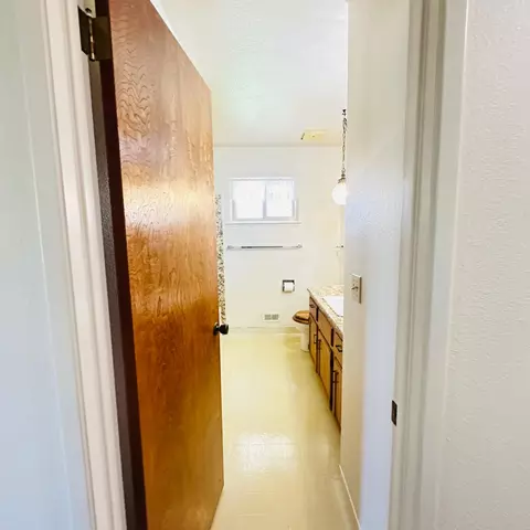 Bath - 1633 Walnut, Escalon, CA 95320 photo 1 of 6