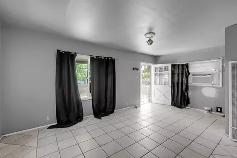 Living - 317 Barozzi Ave, Modesto, CA 95351 photo 2 of 2
