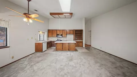 Living - 2701 Twin Oak Ln, Modesto, CA 95355 photo 9 of 9
