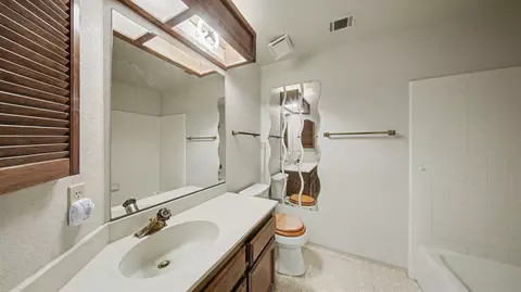 Bath - 2701 Twin Oak Ln, Modesto, CA 95355 photo 1 of 2