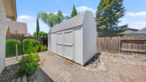 Exterior - 2701 Twin Oak Ln, Modesto, CA 95355 photo 7 of 8