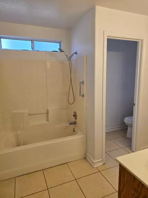 Bath - 29124 Rio Verde Dr, Gustine, CA 95322 photo 3 of 3