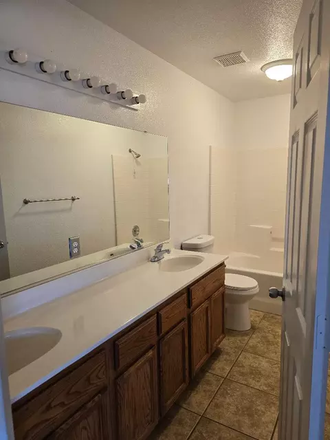 Bath - 29124 Rio Verde Dr, Gustine, CA 95322 photo 1 of 3