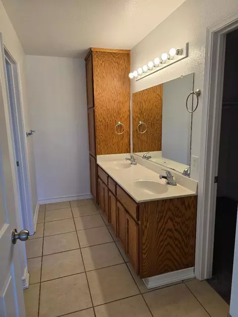Bath - 29124 Rio Verde Dr, Gustine, CA 95322 photo 2 of 3