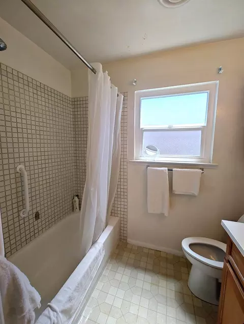 Bath - 505 Broderick Ave, Modesto, CA 95350 photo 5 of 12