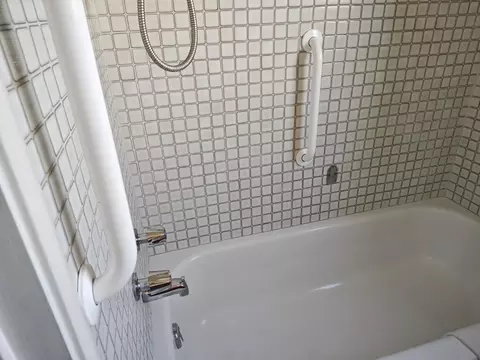 Bath - 505 Broderick Ave, Modesto, CA 95350 photo 4 of 12