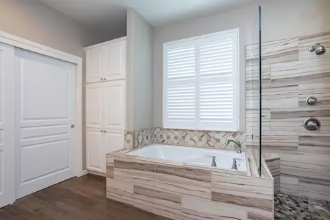 Bath - 2713 Veneto Dr, Modesto, CA 95356 photo 1 of 5