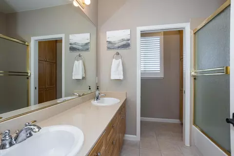 Bath - 2713 Veneto Dr, Modesto, CA 95356 photo 4 of 5