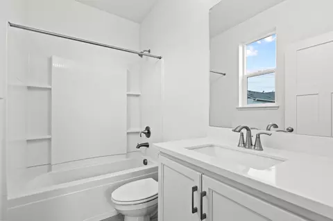 Bath - 1077 Martin St, Winters, CA 95694 photo 3 of 3