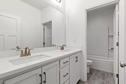 Bath - 1077 Martin St, Winters, CA 95694 photo 2 of 3
