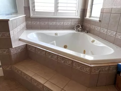 Bath - 4309 Hazelnut Dr, Modesto, CA 95356 photo 2 of 3