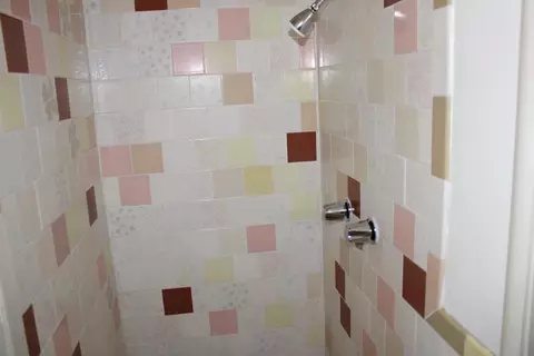 Bath - 1525 Franklin Ave, Tracy, CA 95376 photo 2 of 4