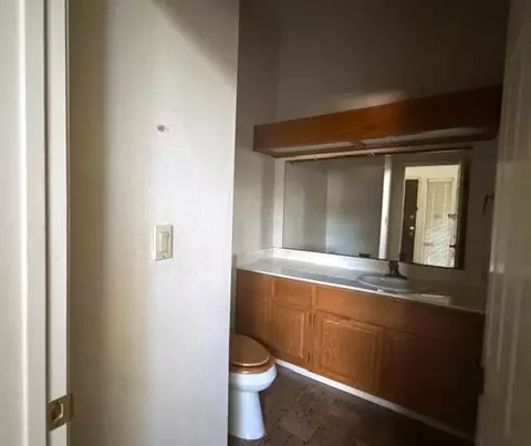 Bath - 501 Rose Ave #18, Modesto, CA 95355 photo 1 of 3