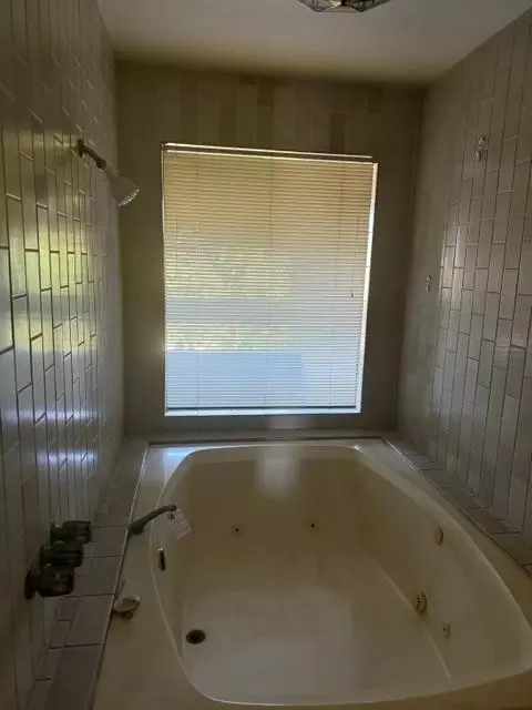 Bath - 501 Rose Ave #18, Modesto, CA 95355 photo 2 of 3
