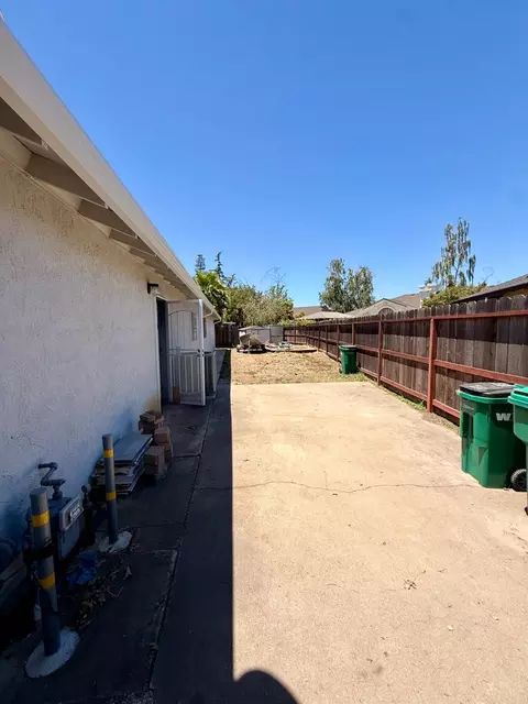 Exterior - 1019 Miwok Dr, Lodi, CA 95240 photo 4 of 7