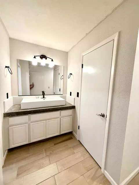 Bath - 1019 Miwok Dr, Lodi, CA 95240 photo 2 of 4