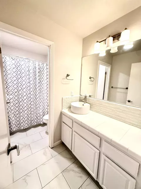Bath - 1019 Miwok Dr, Lodi, CA 95240 photo 4 of 4