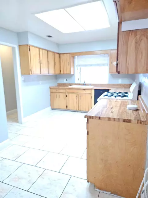 Kitchen - 424 Poplar Ave, Manteca, CA 95336 photo 1 of 4