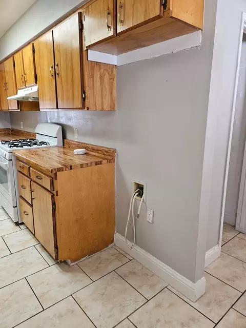Kitchen - 424 Poplar Ave, Manteca, CA 95336 photo 2 of 4