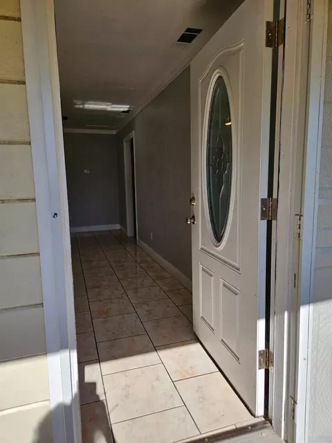 Entry Way - 424 Poplar Ave, Manteca, CA 95336 photo 1 of 1