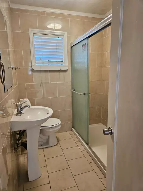 Bath - 424 Poplar Ave, Manteca, CA 95336 photo 1 of 2