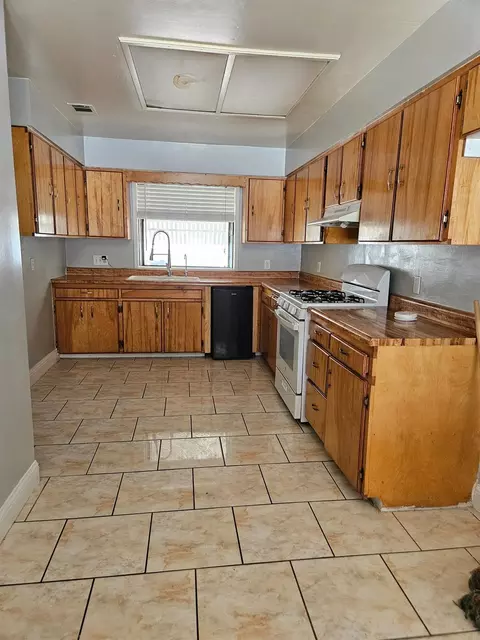 Kitchen - 424 Poplar Ave, Manteca, CA 95336 photo 4 of 4