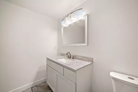 Bath - 6141 Lincoln Ave, Carmichael, CA 95608 photo 5 of 7