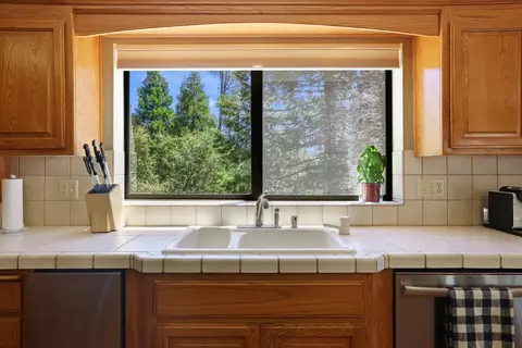 Kitchen - 659 Sugarbush, Murphys, CA 95247 photo 6 of 7